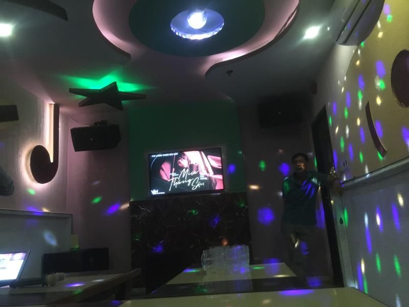 BÁN QUÁN KARAOKE MẶT TIỀN ĐƯỜNG NƠ TRANG LONG, DT 655.8M2, GIÁ 100 TỶ