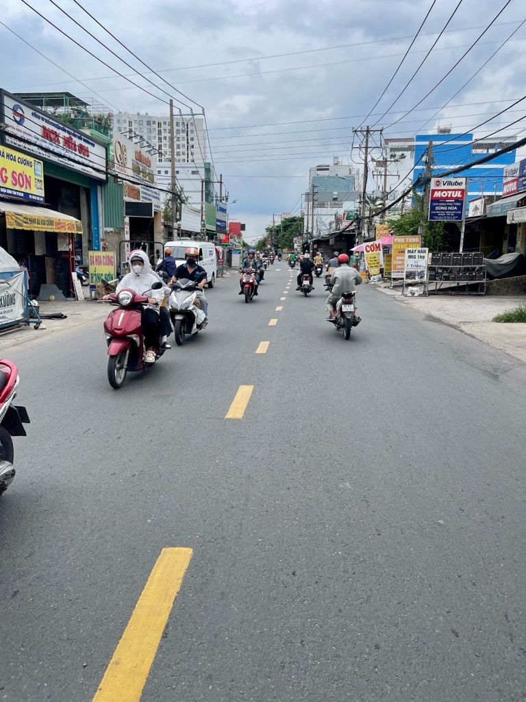 MẶT TIỀN ĐÔI KINH DOANH ĐƯỜNG BÌNH LONG - ĐƯỜNG 20M - LỀ 4M - BÁN ĐẤT TẶNG NHÀ